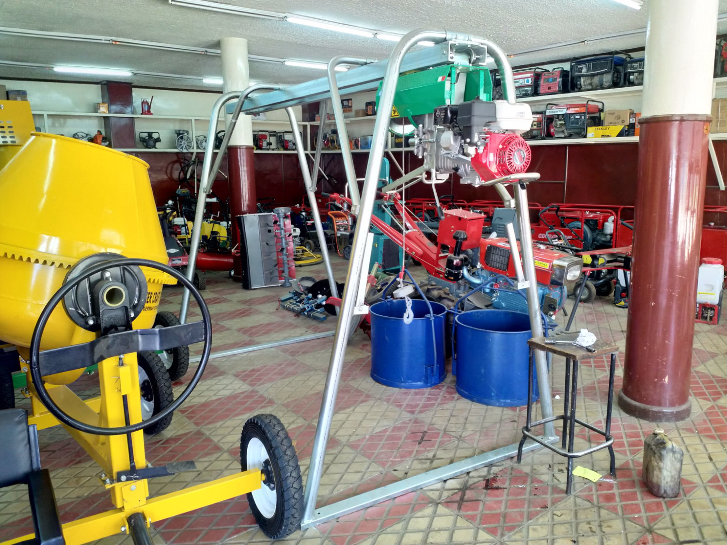 Italy concrete hoist powered by honda engine